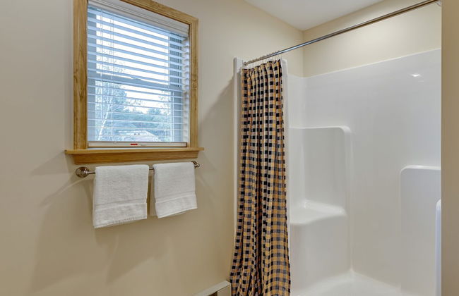 Pocono Paradise by Avantstay Lakeside Retreat, Hot Tub, Game Room, Near Beach - Foto 47