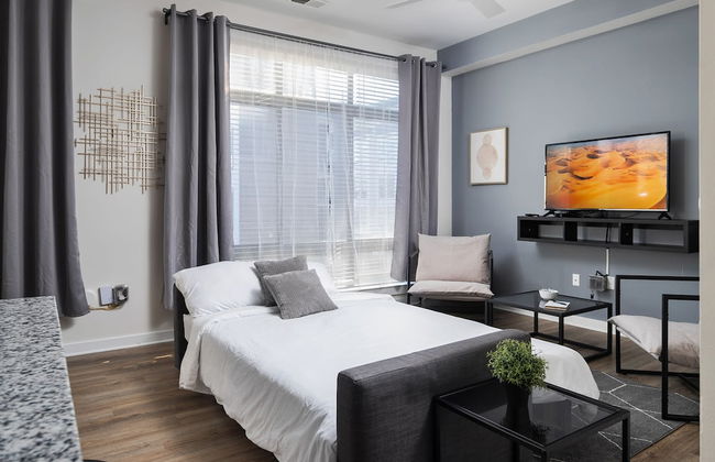 Spacious 2BD With Private Balcony and Free Parking - Foto 49