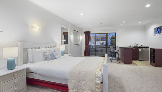 Spacious Family Home - Backyard-Mt-Views - Photo 5, Room