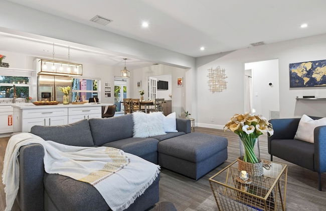 Hot Tub, Firepit, Deck | 10mins to Beach | Middle Terrace Cottage by AvantStay - Foto 6