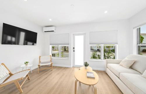 M Lake Worth Beach - Modern Villas Near West Palm Beach, Chic Retro Vibes, King Bed, Cozy Backyard, BBQ, Workspace, High-Speed Internet, Free Parking, 5 Minutes to Downtown & Beach - Foto 58