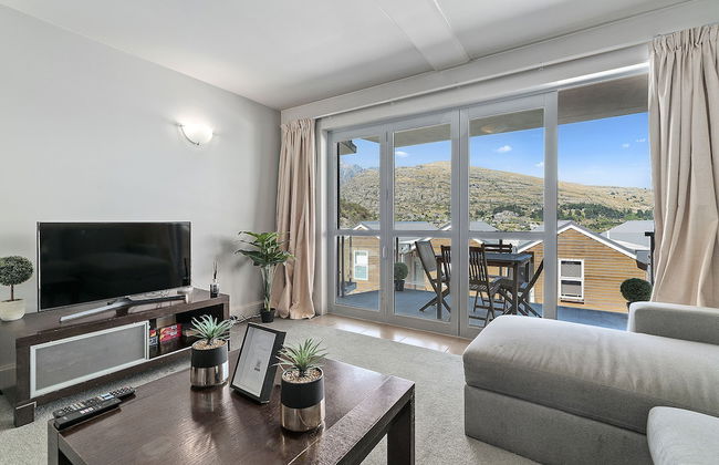 LAKESIDE LIVING - MODERN 2-BEDROOM APARTMENT - Foto 1