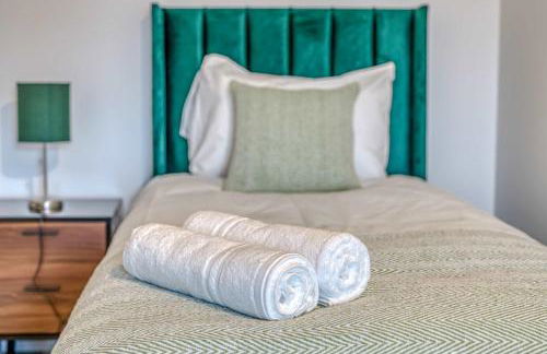 2-BR Flat - City & Town Centre View -1 Minute to Train & Tram Station - Sleeps 5 - Foto 41