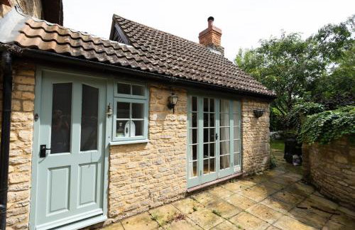 Beautiful 3BD Thatched Stone Cottage Kettering - Photo 12