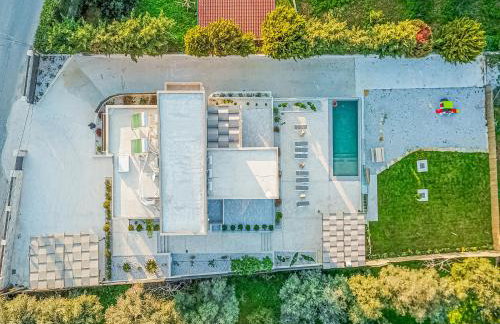 Chris and Stratos villa with private ecologic pool and kid's playground! - Foto 2