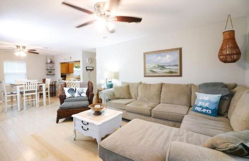 SUNNY DAZE Walk to Beach 2 Decks Pet Friendly Has a Mini Bar - Foto 3