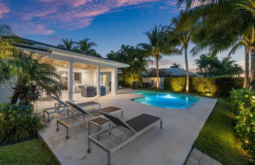 Seven Palms Waterfront- Private Dock, Heated Pool & Lanai -Walk to beach! by Maven Vacation Rentals - Foto 2