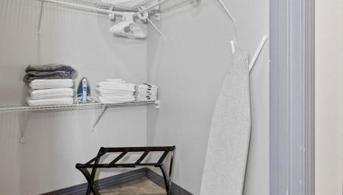 Beautiful Downtown Apartment with Pool, Laundry, Parking - Foto 5