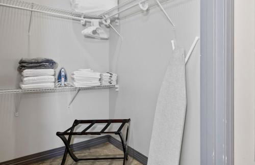 Beautiful Downtown Apartment with Pool, Laundry, Parking - Foto 5