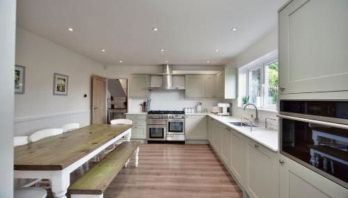 Luxury 5-Bed Country House with Hot Tub, Views & Games Room, Sleeps 12 - Kent Downs - Foto 5, stove, dishwasher, pet friendly, toaster