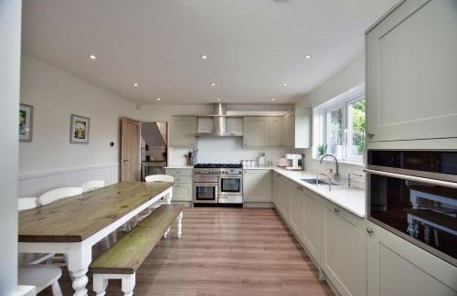 Luxury 5-Bed Country House with Hot Tub, Views & Games Room, Sleeps 12 - Kent Downs - Foto 5