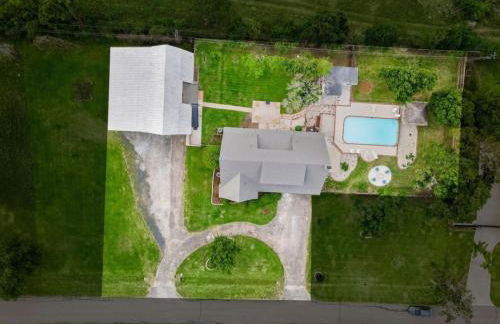 Sprawling estate with private pool and game room and guest house - Foto 31