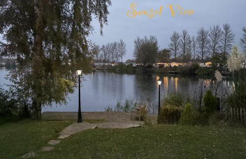 Tattershall Lakes Sunset View Caravan Lakeside, Hot Tub, Garden, Private Fishing Peg & WiFi - Foto 13
