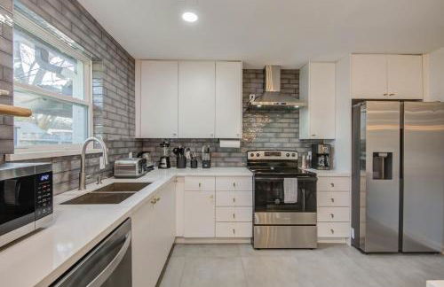 4-BD Mid-Modern Century with Firepit & Playground - Foto 13