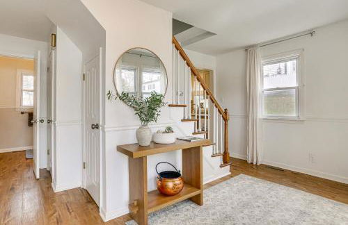 Walk to Lake Hopatcong Vibrant Home with Deck! - Foto 9