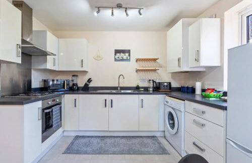 Balmoral Court -Sleeps 6 - Free Parking with Workspace - Balcony & High-Speed WiFi - Foto 20