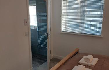 Beautiful 4-Bedroom House with Private Garden & Parking - Foto 19