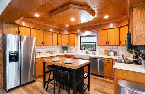 5BR Lakefront Getaway with hot tub - Foto 7