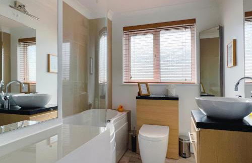 Bright & Cosy - Jacuzzi - Log Burner - King Beds - Foto 19