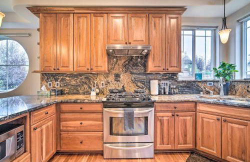 Sleek Escape with Balcony Less Than 1 Mi to 5th Avenue! - Photo 7