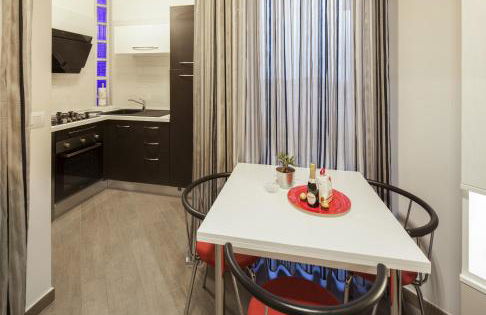 Metro Apartment - Photo 6