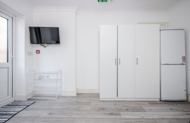 Remarkable 1-bed Studio in Dagenham - Photo 3