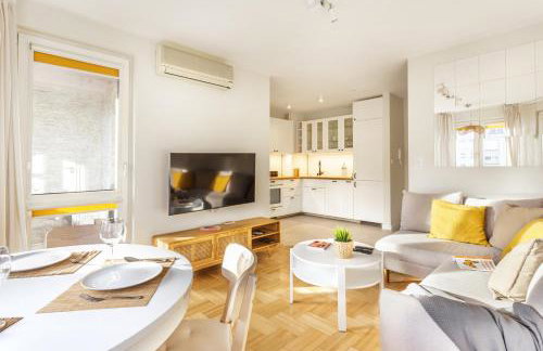 National Stadium Sunny Apartment by BookingHost - Foto 1