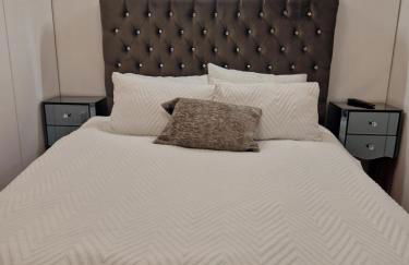 Cozy & Contemporary Lodge by the woods - Photo 2