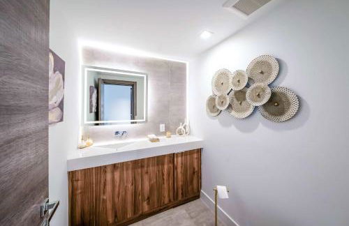 Bayview Villa by Rove Travel - Waterfront with Patio - Foto 11