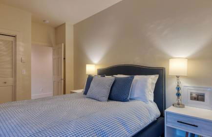 Beachside Retreat w Hot Tub Balcony Dining Blue-Ceiling Charm Sea Cured by AvantStay - Photo 19