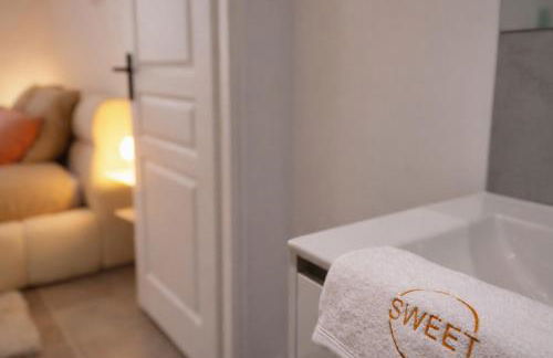 Le Sweet - By BEST KEYS - Suite Design avec Spa Privatif Balnéo - Centre-Ville - Lit Queen Size - Smart TV Netflix - Ambiance Romantique - WiFi Fibre - Check-in Autonome - Foto 21