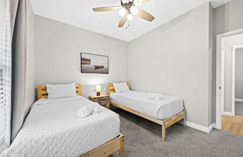 3BR 2BA Home with King Queen & Twin Beds - Foto 26