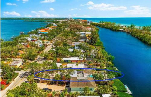 Blue Lagoon Hideaway 3BR Coastal Chic Retreat - Photo 75