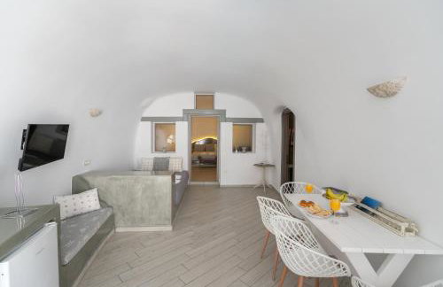 Fira-Cave-Sleeps 13-Parking-Pool-Pet Friendly - Photo 68
