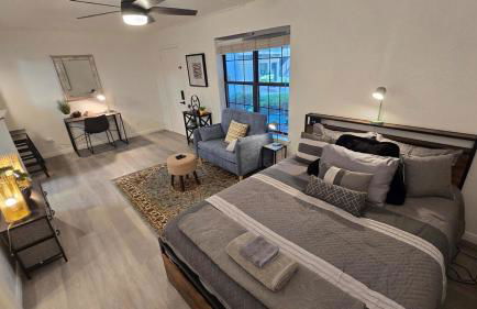 Cozy Comfy and Peaceful Oasis Getaway with Porch - Photo 1