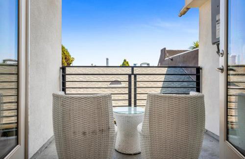 Modern 1 Bedroom Loft in Hollywood with Full Kitchen and Central AC Free Gated Parking - Photo 5