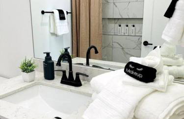Stylish Retreat - Close to Downtown - Open Layout - Foto 10