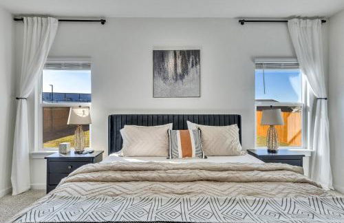 Stylish 4BR Family Home with Game Room and Backyard - Foto 33