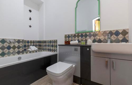 Luxury Barn - Hot Tub, Views, Stunning Location! - Pass the Keys - Photo 37