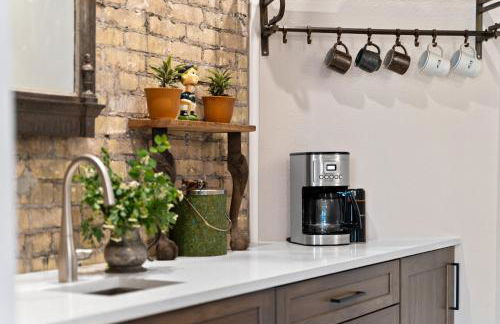 Bus Stop Sally in Historic Walker's Point MKE - Foto 12