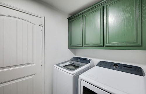 5-Bed 2-Bath with Pool & Backyard Retreat - Foto 32