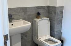 New Build 3-Bed in Rotherham Fast WiFi, Garden & Driveway - Foto 9