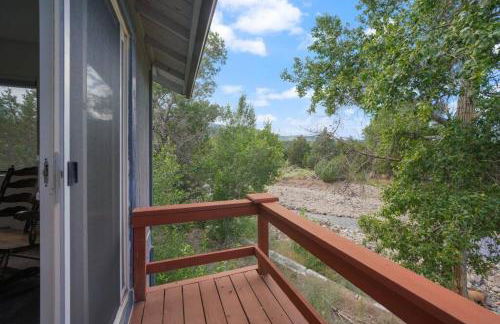 Mountain Home w/ a River in Back - Close to Skiing - Foto 15