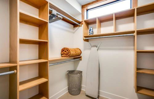 Modern Cabin Near Cheney Lake W Pool and Hot Tub - Foto 41