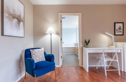 Spacious & Serene 6-Br Family Retreat in Kirkland - Photo 38