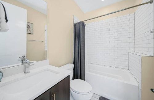 Modern 4-Story 3-BR Townhome with Rooftop Lounge - Foto 57