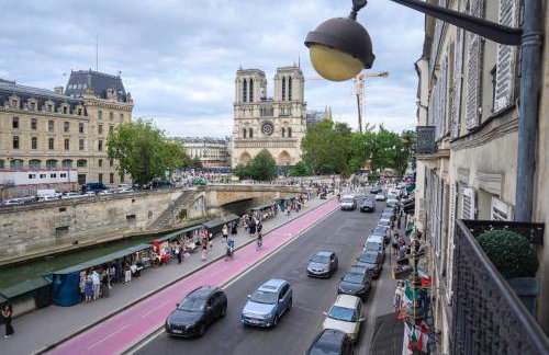 Two Bedroom Luxury Apartment - Balcony with View of Notre Dame - Photo 33