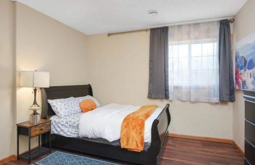 Charming 3-bedroom 1 bath basement nook with backyard view and gazebo - Foto 9