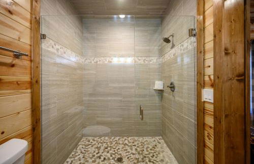 The Nomi Lodge - Sleeps 28 - Gorgeous Rustic Cabin, Centrally Located, Tons of Amenities - Photo 42