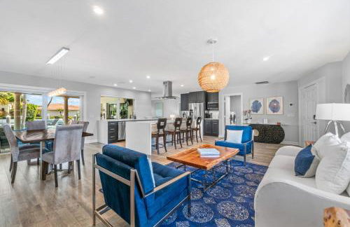 Seven Palms Waterfront- Private Dock, Heated Pool & Lanai -Walk to beach! by Maven Vacation Rentals - Foto 6